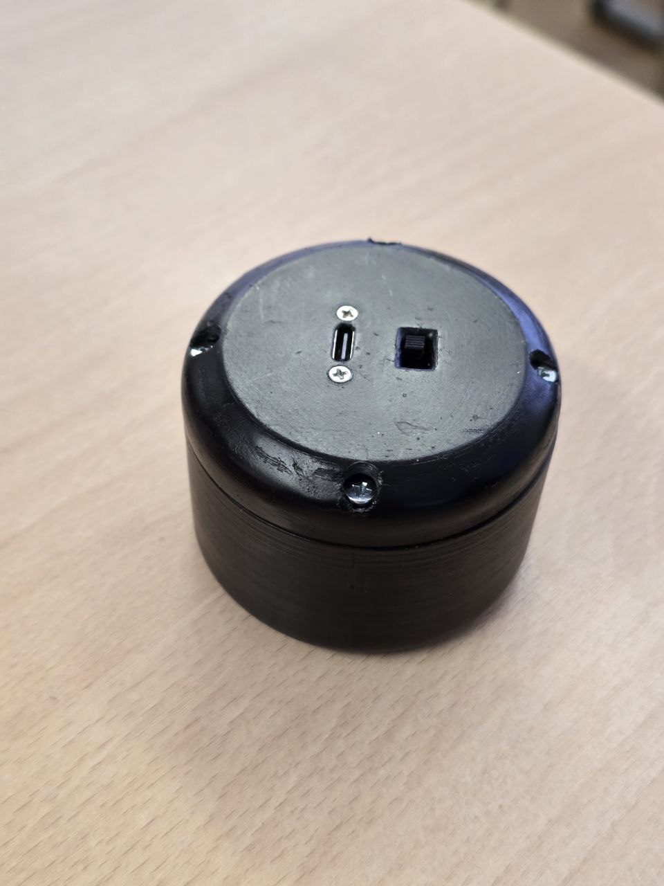 Версия 1 — вид снизу (USB-порт зарядки и выключатель)