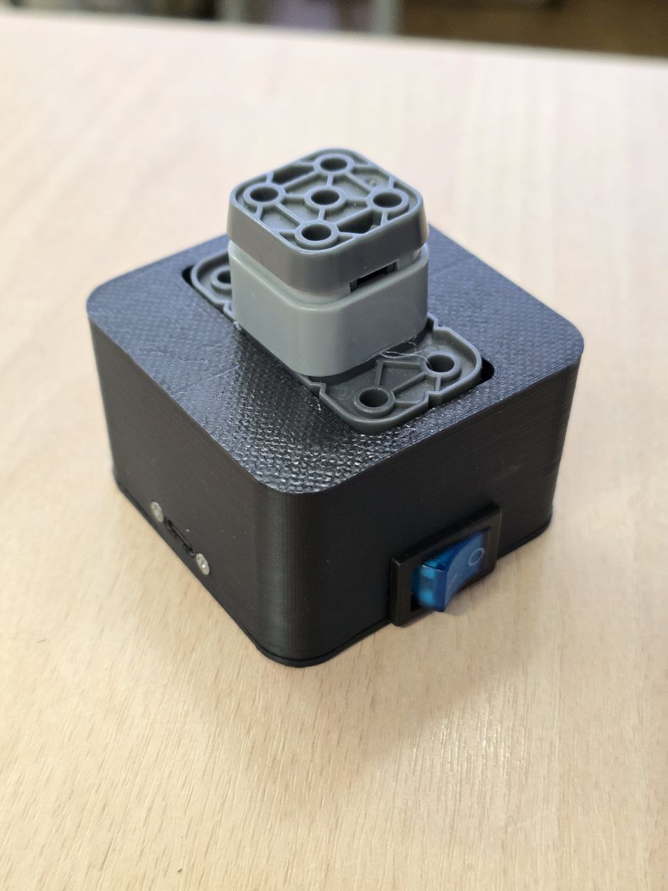 Версия 2 — вид спереди (кубический корпус)