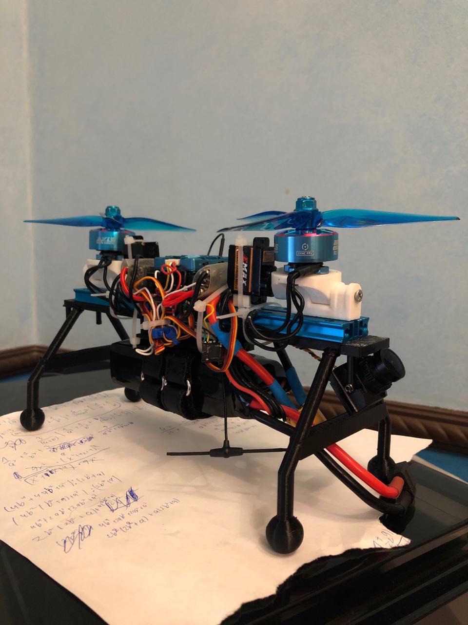 Бикоптер — вид спереди, детали электроники