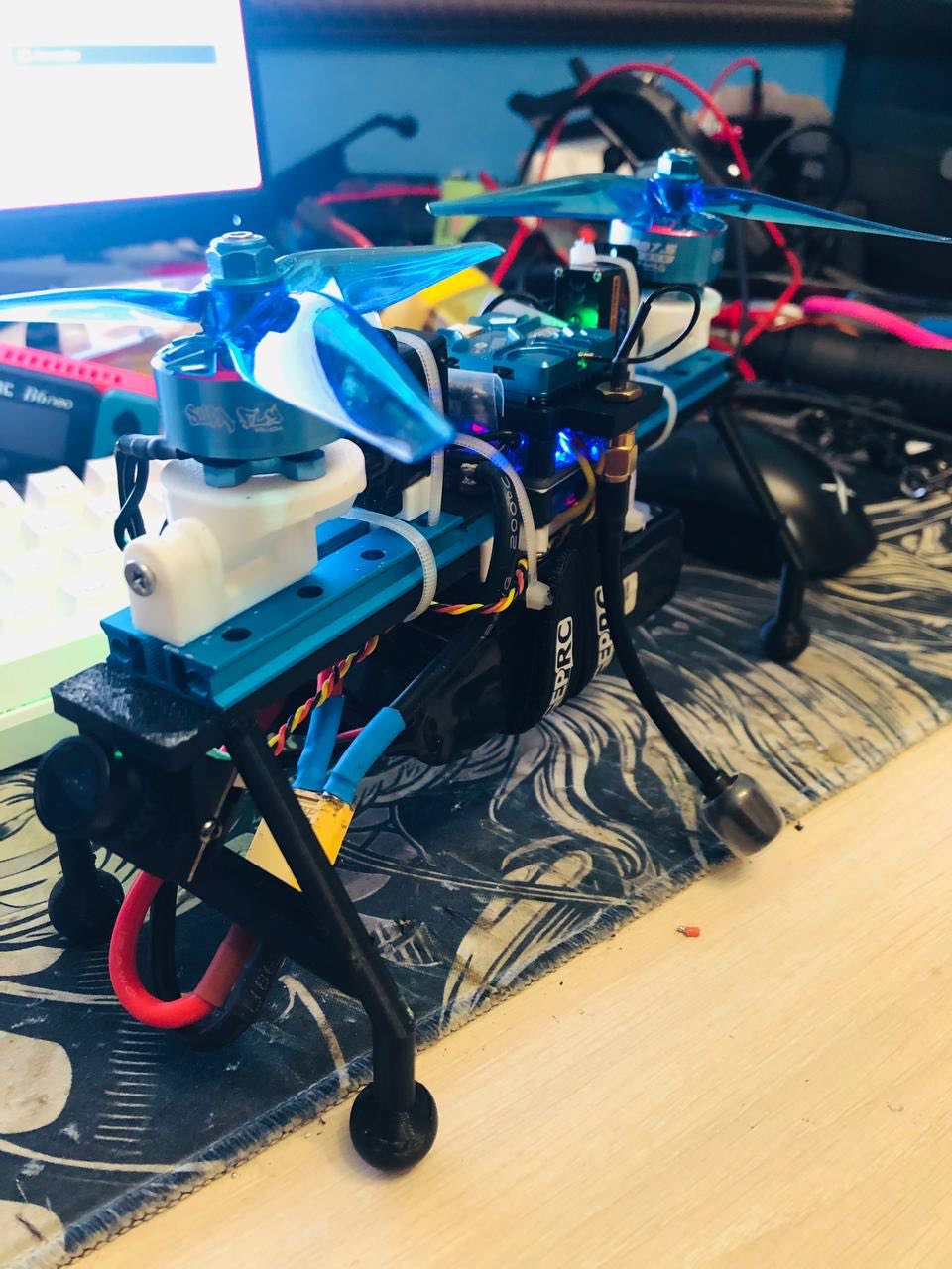 Бикоптер на рабочем столе перед тестовым полётом