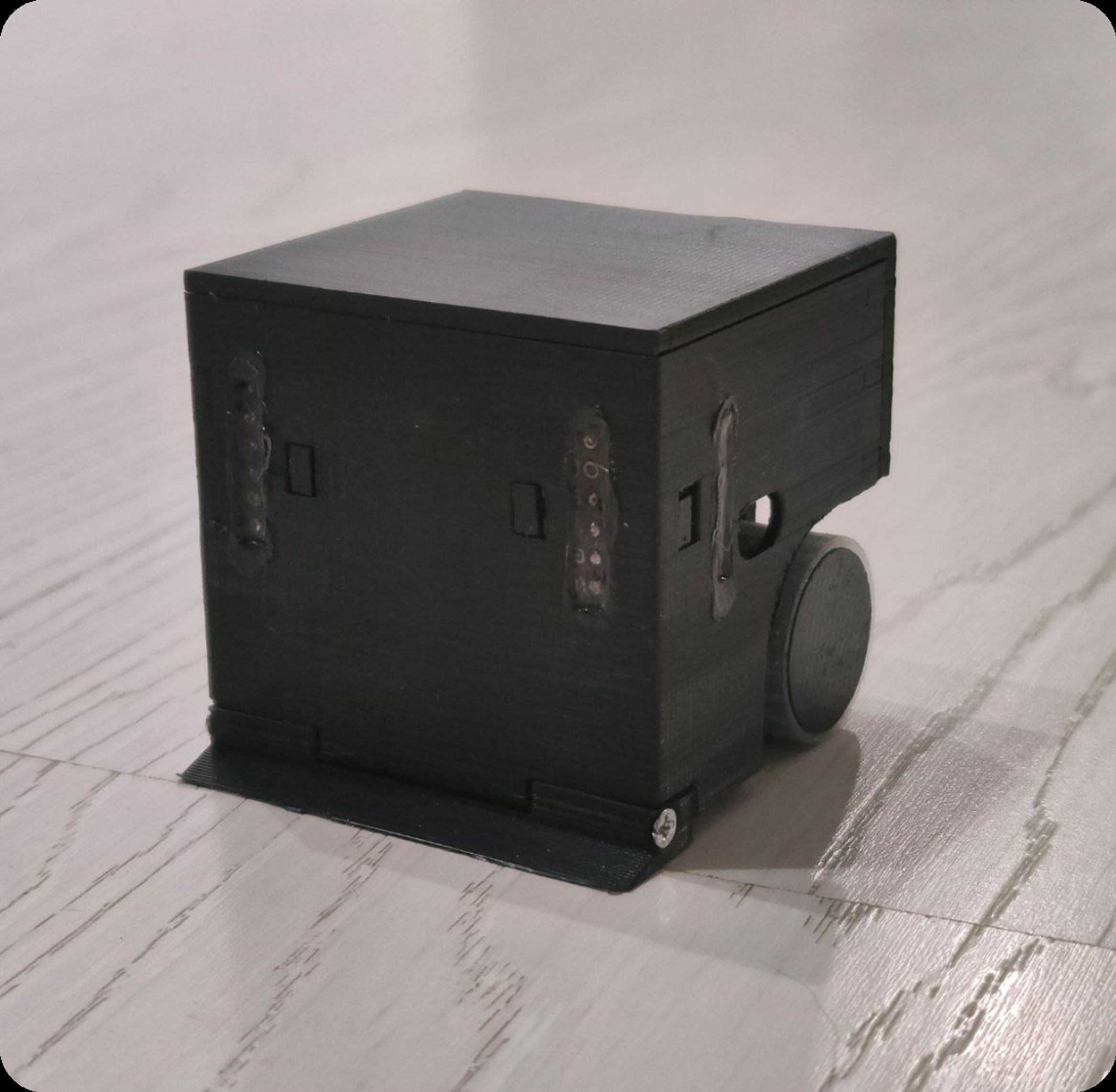 Версия 3 модификация — робот «Атом» с модифицированным отвалом и тонкими шинами